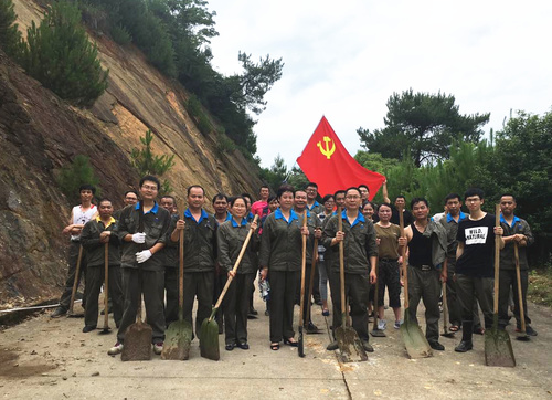 龍巖分公司黨委組織開(kāi)展迎“七一”黨員義務(wù)勞動(dòng)1 鄧義楨攝.jpg