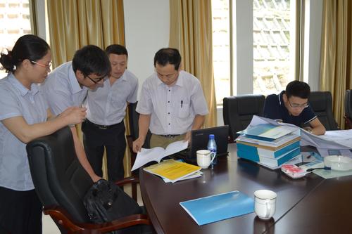 工信部安全生產(chǎn)司安全督查組到海峽科化龍巖分公司開展安全專項(xiàng)督察。圖為督察組專家相關(guān)內(nèi)業(yè)資料。蘇艷麗 攝.jpg