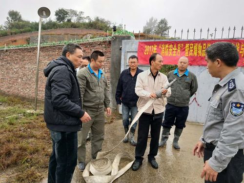 連益峰：公司副經(jīng)理講解消防水帶的正確連接。.jpg