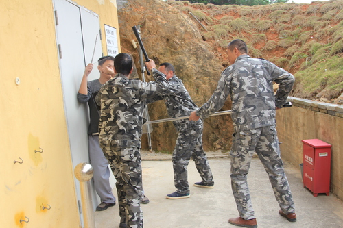 龍巖民化爆破霞浦分公司組織開展防火、防盜搶應(yīng)急演練 ，圖為防盜搶演練。（鐘志明 攝影）.jpg