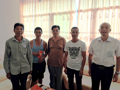 公司領(lǐng)導(dǎo)走訪慰問困難職工—鄭強.jpg