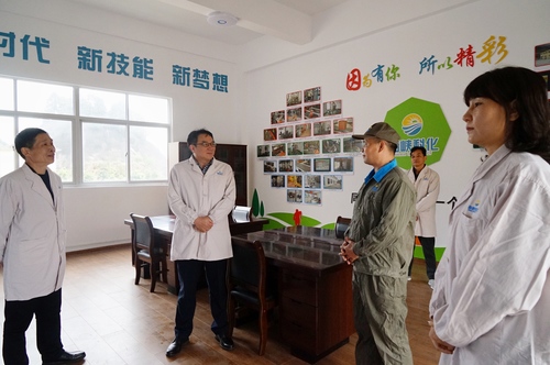 葉莉：海峽科化公司黨委書記、董事長吳彩洪參觀龍巖分公司電氣自動化“技能大師”創(chuàng)新工作室2.jpg
