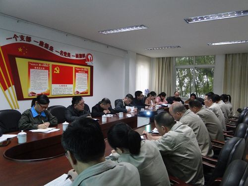 許麗珠：圖為檢查現(xiàn)場.jpg