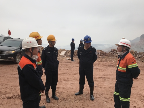 張朝峰-龍巖市公安局槍爆大隊大隊長陳忠陽一行到富興建設上杭分公司調研數(shù)碼電子雷管使用情況2.jpg