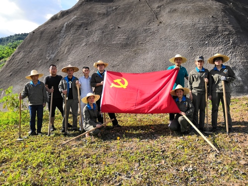 施英星：龍巖分公司機關(guān)一支部開展義務勞動.jpg