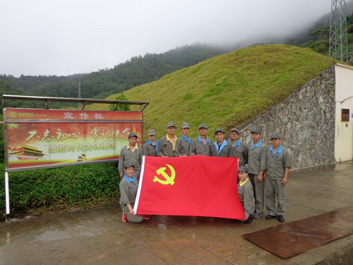 雷韜：龍巖分公司乳化一車間支部開展“守國旗、敬國旗、愛國旗”主題黨日活動_調(diào)整大小.jpg