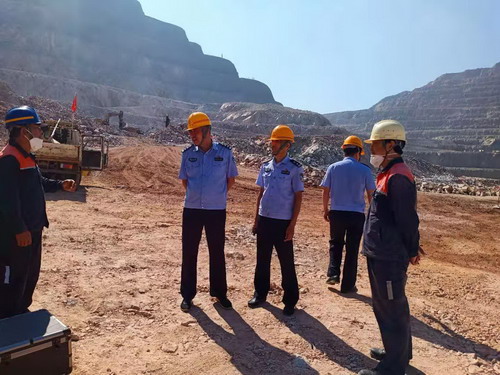 羅曉恒-上杭縣公安局副局長(zhǎng)袁建陽(yáng)到紫金山礦區(qū)安全檢查_調(diào)整大小.jpg
