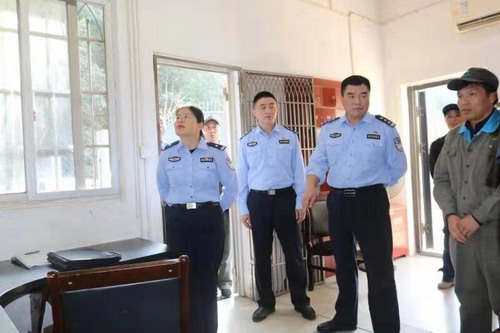陳劍鋒：龍巖市公安局治安支隊副支隊長陳忠陽等到龍巖分公司開展民用爆炸物品管理專項檢查_調(diào)整大小.jpg