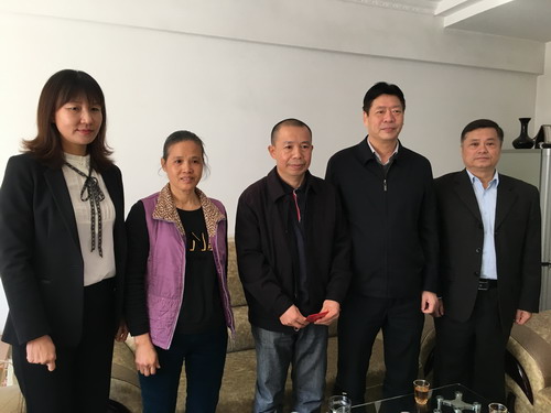 蘇艷麗：省機(jī)電控股公司黨委委員、紀(jì)委書(shū)記林心鑾一行到龍巖分公司慰問(wèn)困難職工_調(diào)整大小.jpg