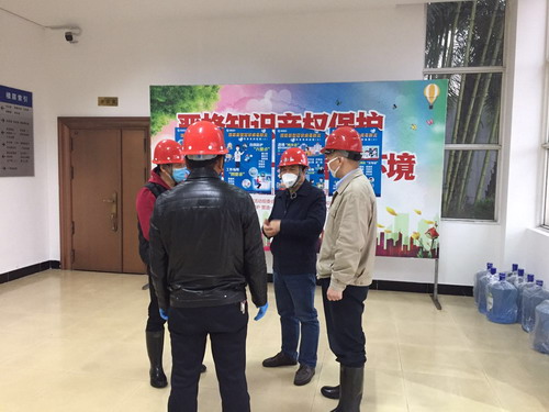 圖為：?？泣h委委員、副總經(jīng)理張賢鋒檢查指導(dǎo)疫情防控工作現(xiàn)場（拍攝者彭華）_調(diào)整大小.jpg