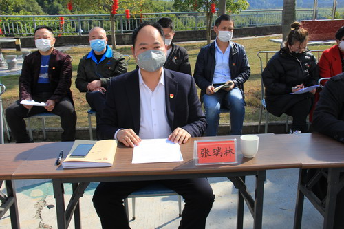 圖為分公司黨委書記、總經(jīng)理張瑞林作現(xiàn)場點(diǎn)評_調(diào)整大小.JPG