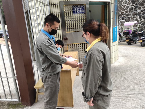 （采用）劉敏 當(dāng)好“守門(mén)員”青年志愿者小劉、小潘為上班職工測(cè)量體溫_調(diào)整大小.jpg