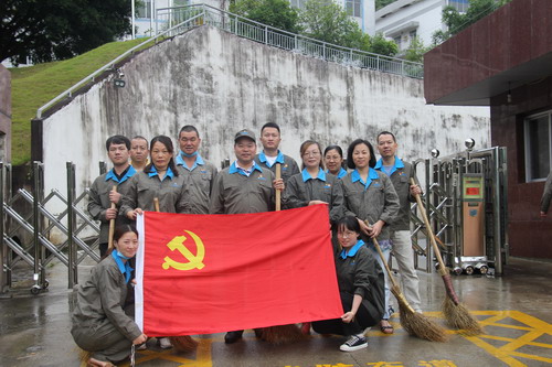 圖為機(jī)關(guān)支部全體黨員與黨旗合影_調(diào)整大小.JPG