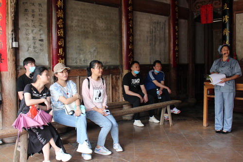 團員青年在觀看紅軍博物館發(fā)展史_調(diào)整大小.JPG