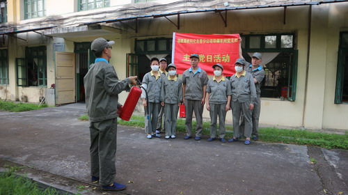 永春分公司消防隊員在為導(dǎo)爆車間支部黨員講解滅火器使用方法_調(diào)整大小.jpg