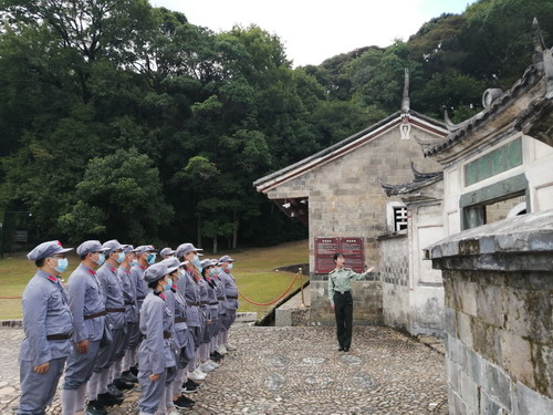 （建議采用）民化建設(shè)公司+陳余�?參觀古田紀(jì)念館_調(diào)整大小.jpg