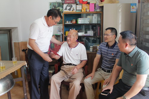 永安分公司鄭若男：海峽科化黨委書(shū)記、董事長(zhǎng)吳彩洪到永安分公司慰問(wèn)離休干�?(4)_調(diào)整大小.jpg