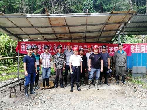 （調(diào)整建議采用）?？朴来?李南�?永春分公司電子雷管推廣小組到邵武片區(qū)召開(kāi)為期兩天的電子雷管現(xiàn)場(chǎng)交流會(huì) ( 洛田熒石礦現(xiàn)場(chǎng)指導(dǎo)小斷面爆破作業(yè)).jpg