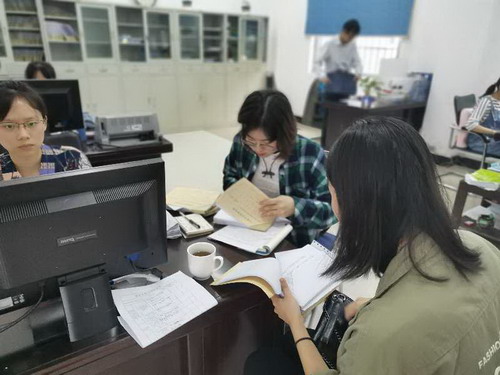 劉娟莉：圖為檢查組對(duì)分公司財(cái)務(wù)部進(jìn)行檢查_調(diào)整大小.jpg