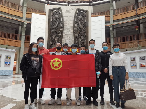 張逸清：龍巖分公司團支部開展“看家鄉(xiāng)變化  展家鄉(xiāng)風(fēng)�? 增愛鄉(xiāng)情懷”主題團日活�?_調(diào)整大小.jpg