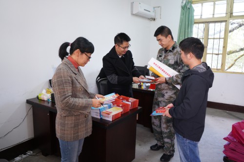 格式工廠烽林黃建新：資料發(fā)放現(xiàn)場.jpg