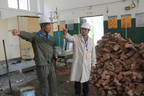 黃曉志：圖為張賢鋒深入技改現(xiàn)場進(jìn)行實地檢�?(1)~1.jpg