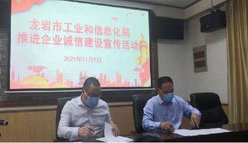 蔣雪�?簽訂企業(yè)安全生產(chǎn)信用承諾書(shū)和信用承諾書(shū)現(xiàn)�?.jpg