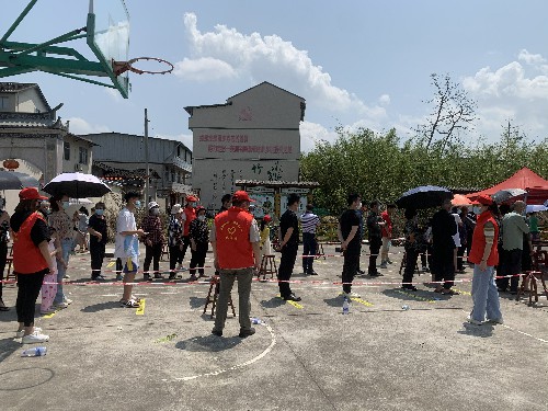 福安分公司劉娟莉：圖�?�?3日福安分公司機(jī)關(guān)黨支部黨員志愿者協(xié)助核酸檢測(cè)采樣工�?(3)~1.jpg
