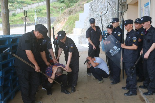 龍巖分公�?張力�?保衛(wèi)部門在演練中將偷盜人員進(jìn)行圍控~1.jpg