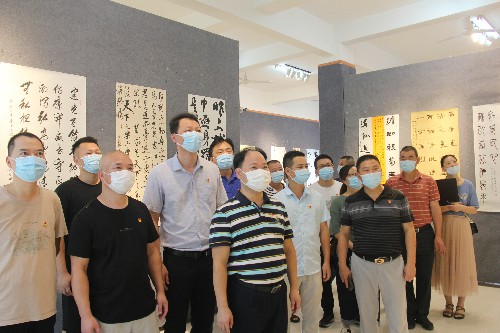 (建議采用)福安胡廷淦：圖為同志們參觀書(shū)法作�?(2)~1.jpg